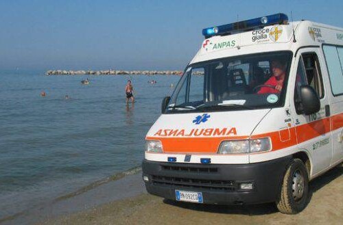 Bari, tragedia a Palese: cade da un gommone e muore annegato
