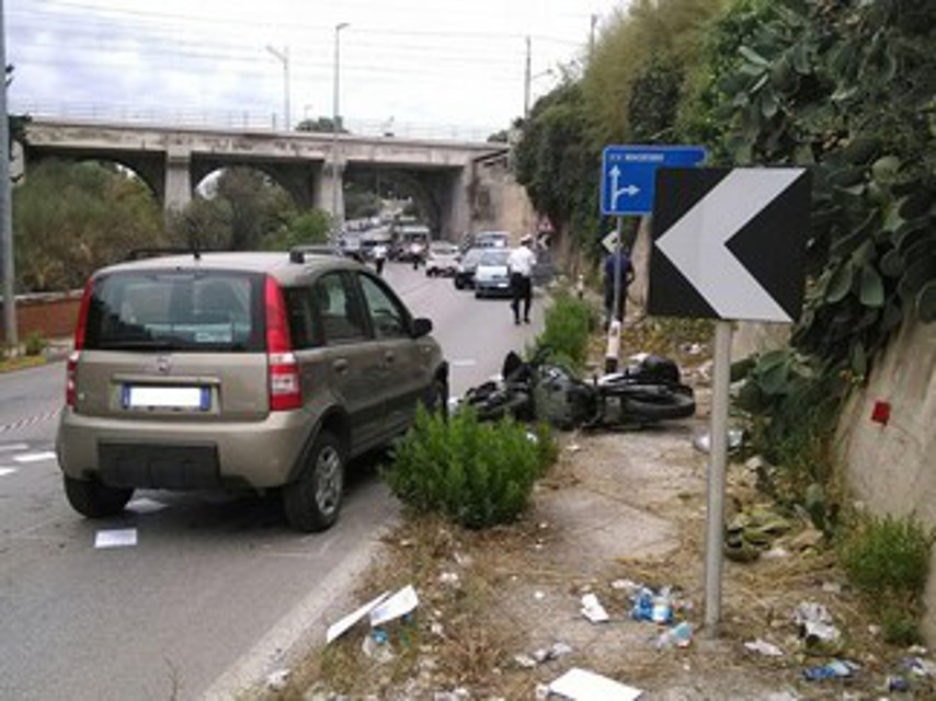 Bari, tragico incidente tra Torre a Mare e Noicattaro: un motociclista si schianta contro un auto, è grave