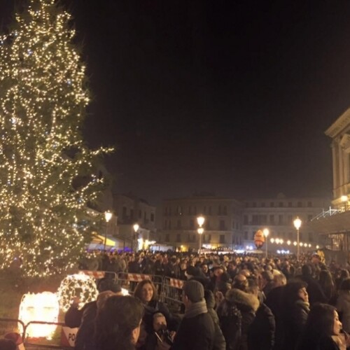 Bari, tutto pronto per l’accensione dell’albero di Natale in piazza Ferrarese
