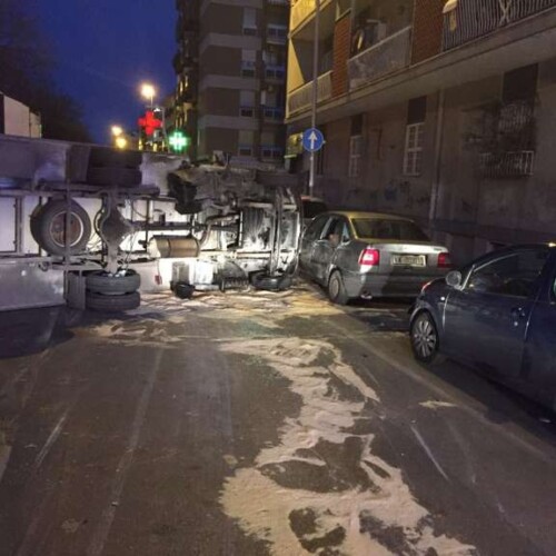 Bari: un camion si ribalta dopo aver urtato un’auto,illeso il conducente