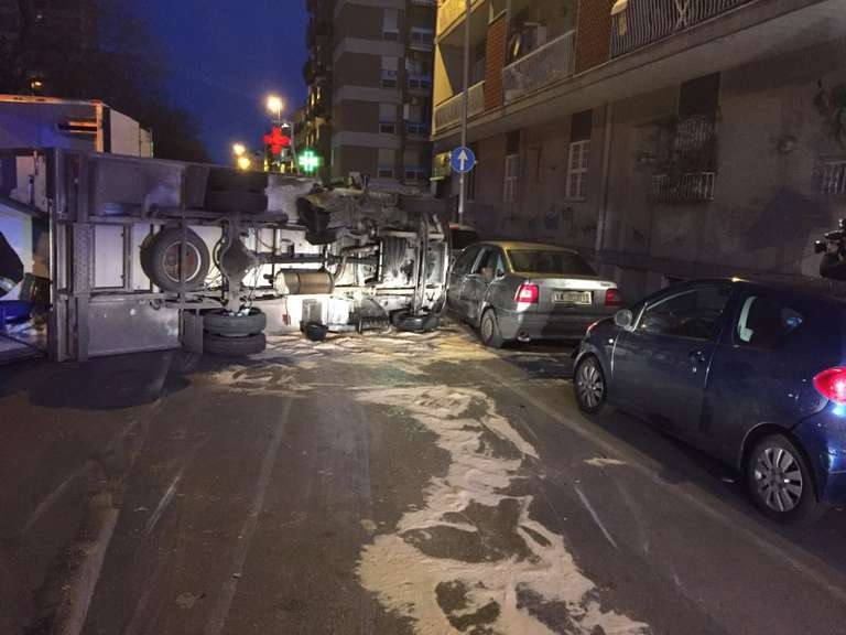 Bari: un camion si ribalta dopo aver urtato un’auto,illeso il conducente