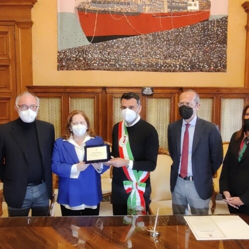 Bari, un riconoscimento per la dottoressa Antonella Spica: ha effettuato 25mila vaccinazioni anti Covid