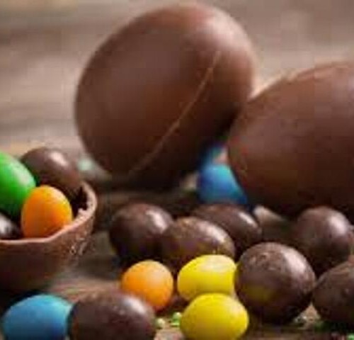 Bari, utilizzavano cioccolato scaduto per produrre uova di Pasqua: i Nas sospendono l’attività in uno stabilimento