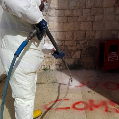 Bari, vandali imbrattano i muri e la pavimentazione della Basilica: intervengono gli operatori Amiu