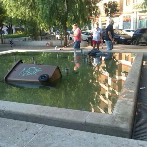 Bari, vandali in azione al giardino De Bellis: rifiuti e un motorino gettati nella fontana