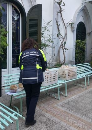 Bari, venditore abusivo scoperto nel mercato di via Pitagora: multa da 5mila euro e 55 chili di pane sequestrati