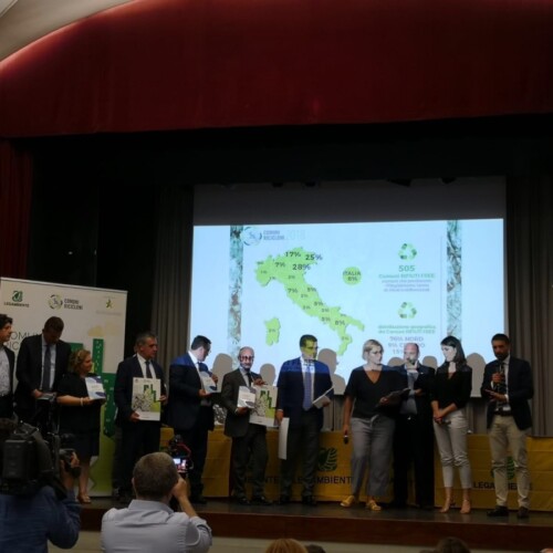 Bari vince il premio ‘Comuni ricicloni’ per la migliore startup del porta a porta in Italia