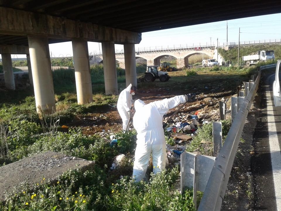 Bari, ‘zone periferiche trasformate in discariche a cielo aperto’: operai Amiu Puglia ripuliscono Lama Balice