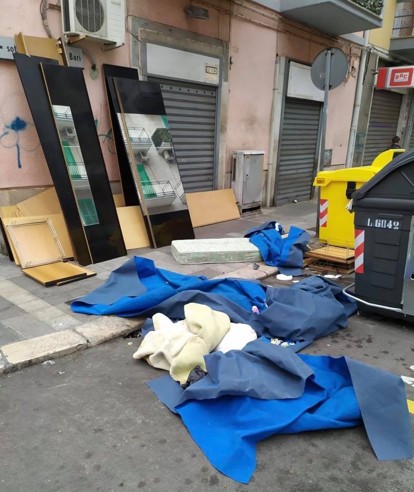 Bari,gli incivili colpiscono ancora: mobili e materassi abbandonati in via Principe Amedeo