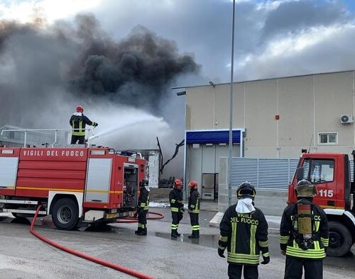 Barletta, a fuoco un capannone nella zona industriale: vigili del fuoco domano le fiamme