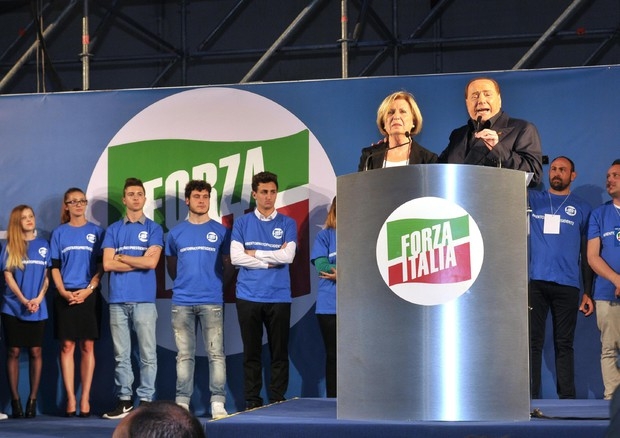 Berlusconi in video per Adriana: ‘Votate per il cambiamento’