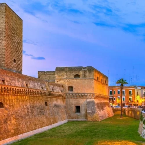 COME PRIMA, PIÙ DI PRIMA: ESTATE DA GRANDI NUMERI NEI CASTELLI DI PUGLIA