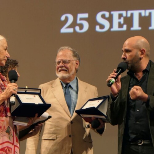 Bifest, show di Checco Zalone al Petruzzelli: incontro a sorpresa con Mirren e Hackford. VIDEO
