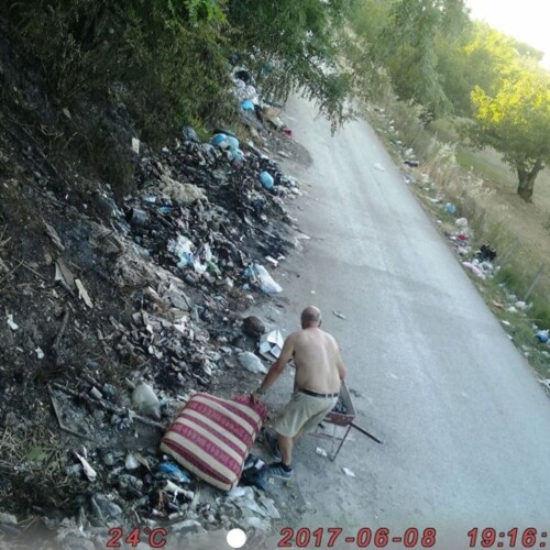 Bisceglie, guerra agli incivili: venti cittadini sorpresi dalle fototrappole mentre abbandonano rifiuti