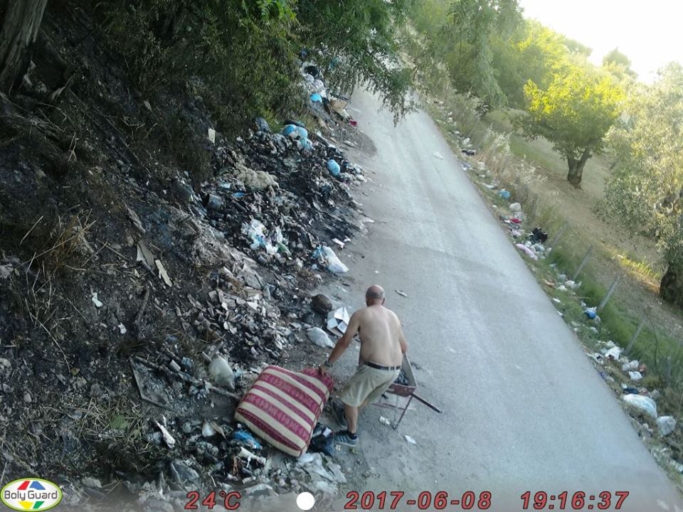 Bisceglie, guerra agli incivili: venti cittadini sorpresi dalle fototrappole mentre abbandonano rifiuti