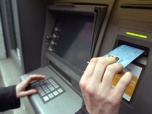 Bisceglie: rapinatori fanno esplodere un bancomat e fuggono con 50mila euro