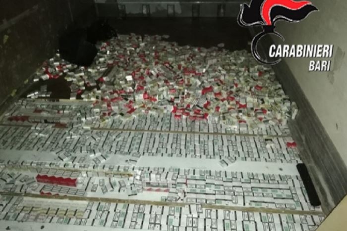 Bisceglie, scoperti mentre scaricano sigarette provenienti dall’Ucraina: cinque arresti