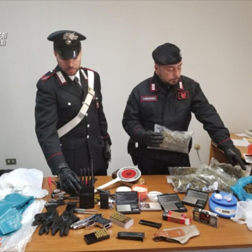 Bitonto, nascondeva una pistola pronta a far fuoco in casa: arrestato 33enne incensurato