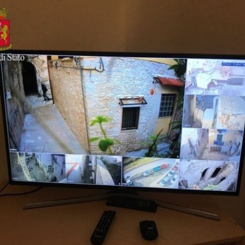 Bitonto, scoperta base logistica dello spaccio: 24enne arrestato dopo un inseguimento sui tetti