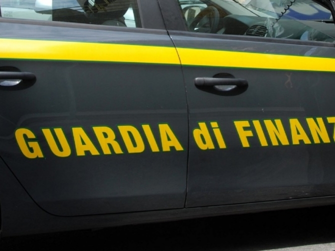 Brindisi, 3500 paia di scarpe contraffatte sequestrate al porto