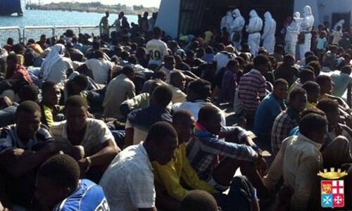 Brindisi, 476 migranti sbarcano al porto