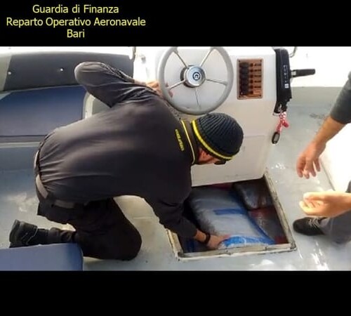Brindisi, agenti della Gdf intercettano barca con a bordo 310 chili di marijuana: arrestato scafista albanese