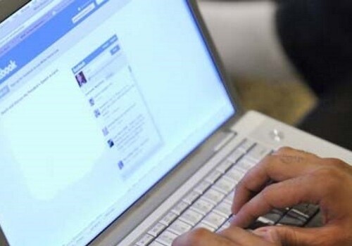 Brindisi, aggiorna il suo profilo Facebook mentre è ai domiciliari: 21enne finisce in carcere