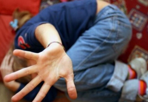 Brindisi, arrestato 50enne: l’amante gli inviava foto hard della figlia di 7 anni