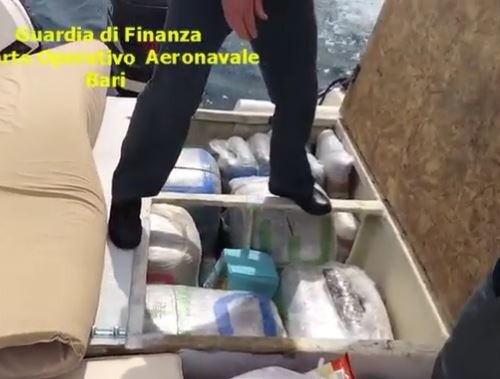 Brindisi, Gdf intercetta motoscafo con 546 chili di droga: arrestato 31enne