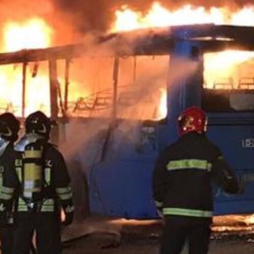 Brindisi, incendio nel deposito Stp: tre autobus in fiamme