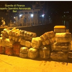 Brindisi, intercettato gommone carico di droga: sequestrati oltre cinquecento chili di marijuana