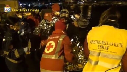 Brindisi, intercettato veliero con a bordo 48 migranti: arrestati i tre scafisti