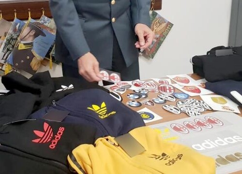 Brindisi, laboratorio di merce contraffatta scoperto dalla Guardia di Finanza