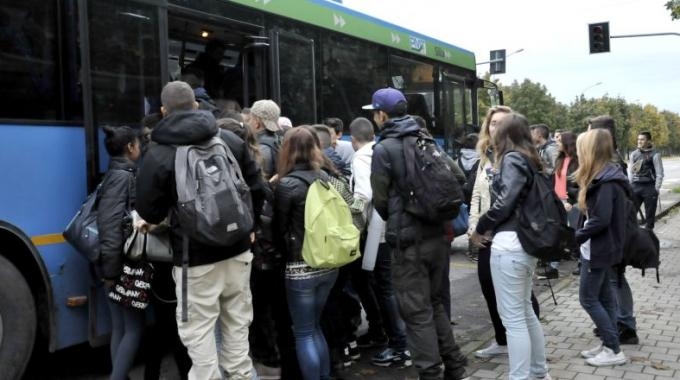 Brindisi, lite per un posto a sedere sul bus: 17enne picchiato da suoi coetanei