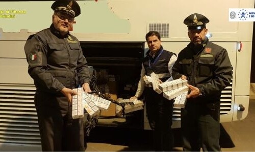 Brindisi, nasconde mille pacchetti di sigarette di contrabbando su un autobus: arrestato