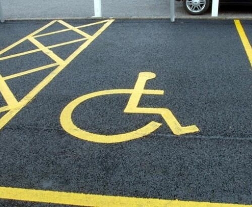 Brindisi, parcheggia su uno spazio riservato ai disabili: vigile urbano si ‘automulta’