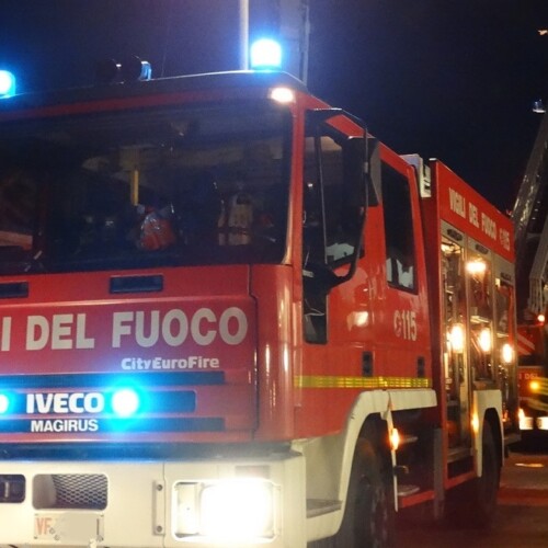 Brindisi, paura nella notte: esplosione danneggia una tabaccheria