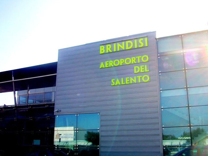 Brindisi, pretende di partire senza biglietto e picchia un finanziere: uomo bloccato in aeroporto