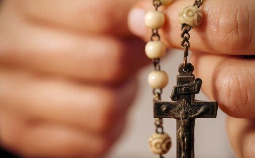 Brindisi, recita il Rosario in diretta Facebook: sacerdote coperto di insulti