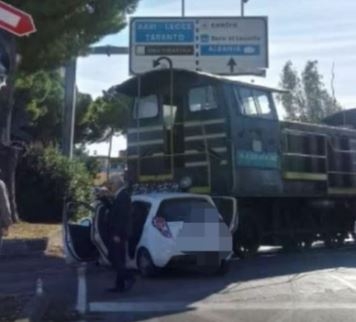 Brindisi, scontro auto-treno sui binari senza sbarre: ferite quattro donne