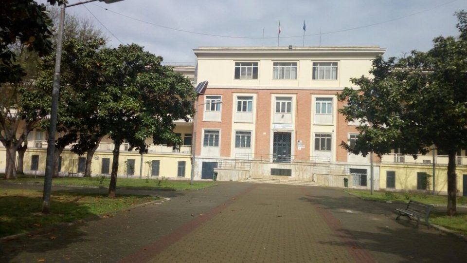 Brindisi, scritte omofobe sui muri di una scuola. Gli studenti si schierano con la vittima: ‘#siamotuttifroci’