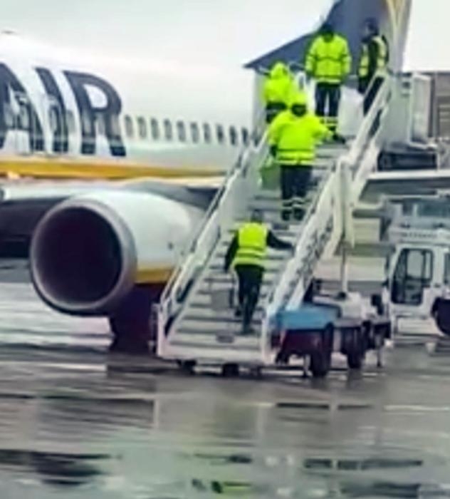 Brindisi, secchi d’acqua sulle ali di un aereo Ryanair: indaga l’Enac. AdP: ‘Manovra corretta’