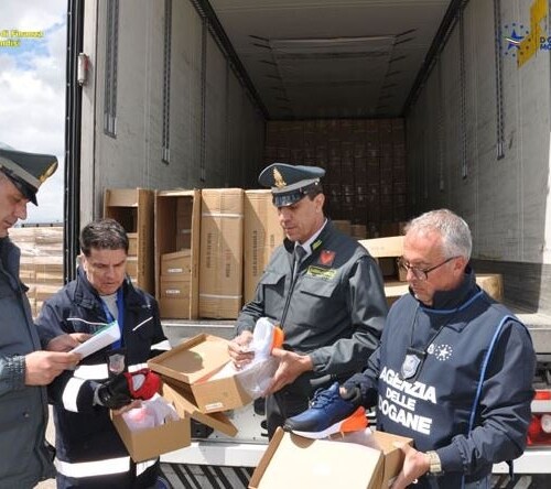 Brindisi, sequestrate 15mila paia di scarpe contraffatte al porto