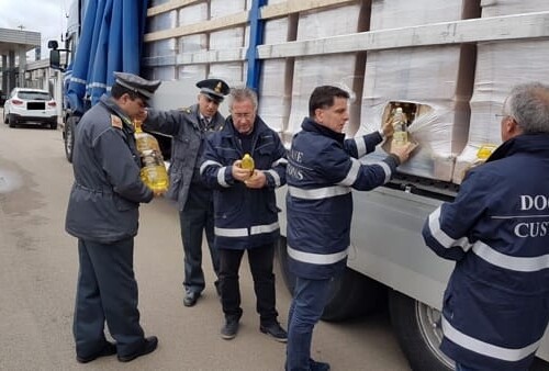 Brindisi, sequestrate 18mila confezioni di olio di semi di girasole prodotto in Bulgaria: bandiera italiana presente sull’etichetta