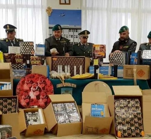Brindisi, sequestrati 800 chili di botti illegali: erano nascosti in un casolare di campagna