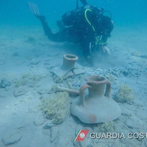 Brindisi, sommozzatori della Capitaneria di porto ritrovano pezzi di antiche anfore sul fondale