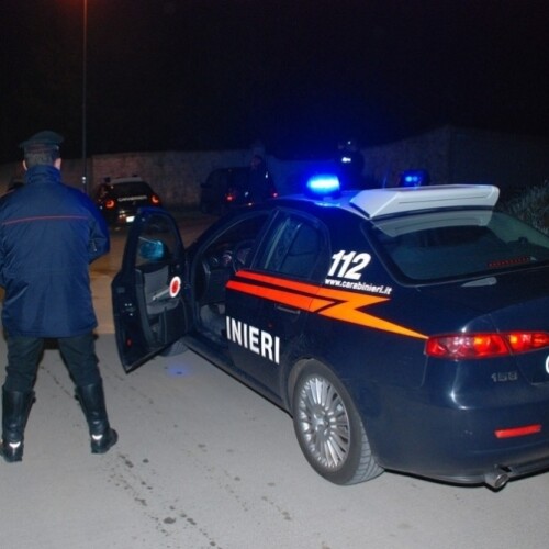 Brindisi, spara sei colpi di fucile contro la porta dell’abitazione di una donna: arrestato 40enne