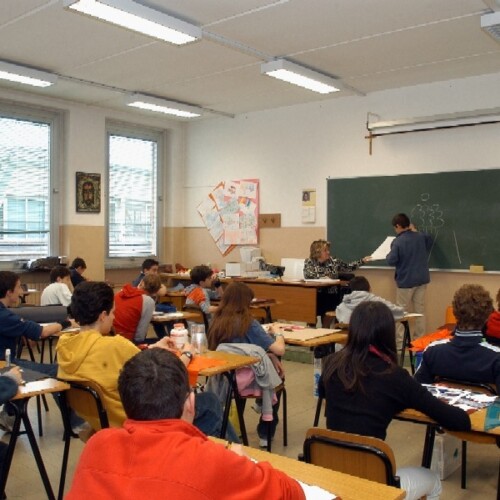 Brindisi, studente accusa un malore in classe: salvato da un docente