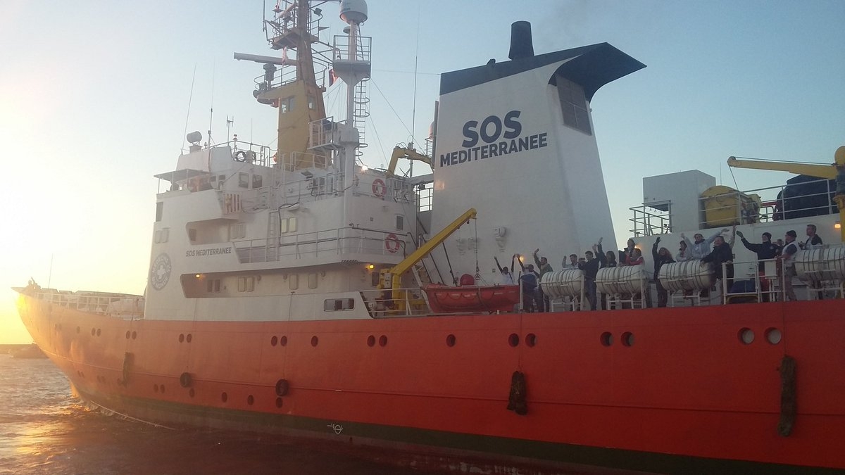 Brindisi, una nave con 860 migranti arriva al porto: a bordo è nato un bimbo