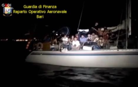 Brindisi, veliero con 73 migranti a bordo intercettato dalla Guardia di Finanza: arrestati tre scafisti